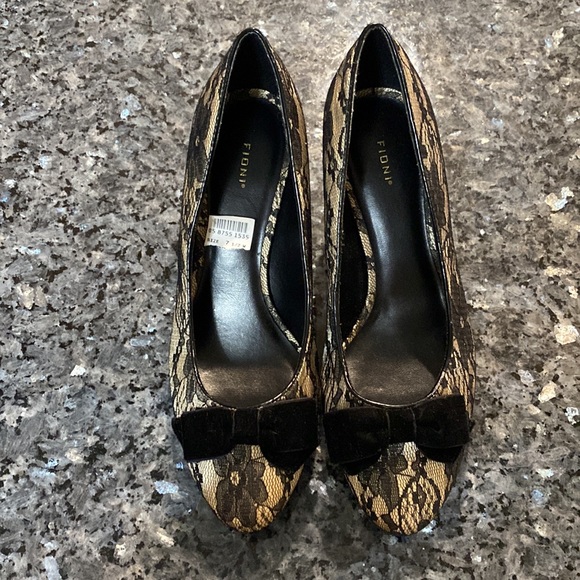 NWOT Fioni Womens Floral Lace low kitten round toe heels | Size 7 1/2 W - Picture 7 of 10